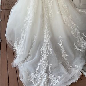 Beautiful wedding dress that had tags and never been worn.